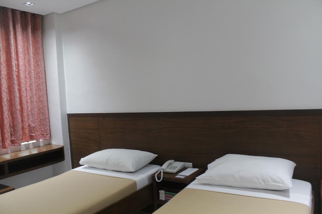 West Makati Hotel Makati City Kamer foto