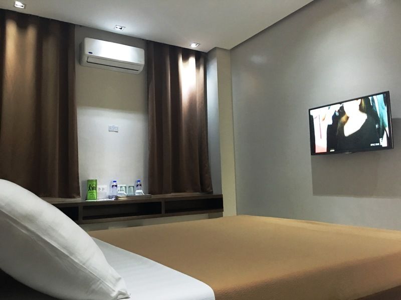 West Makati Hotel Makati City Buitenkant foto